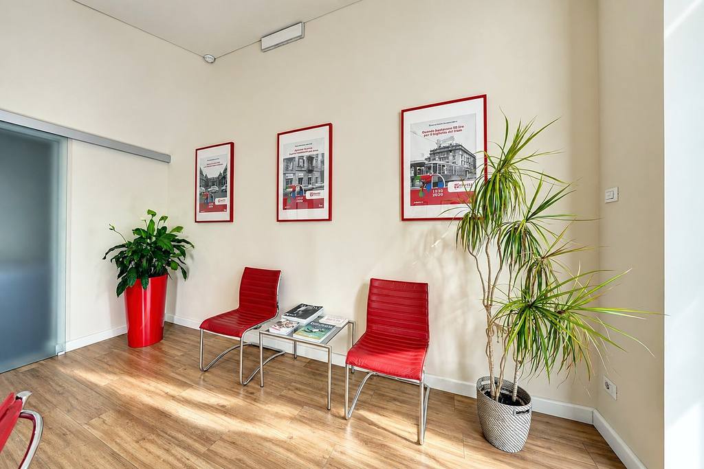 Area attesa clienti con poltroncine rosse