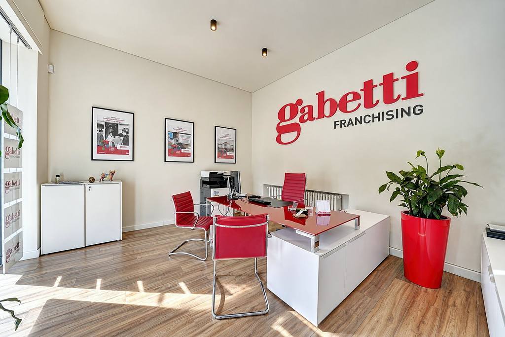 Sala consulenza clienti con il logo Gabetti Franchising