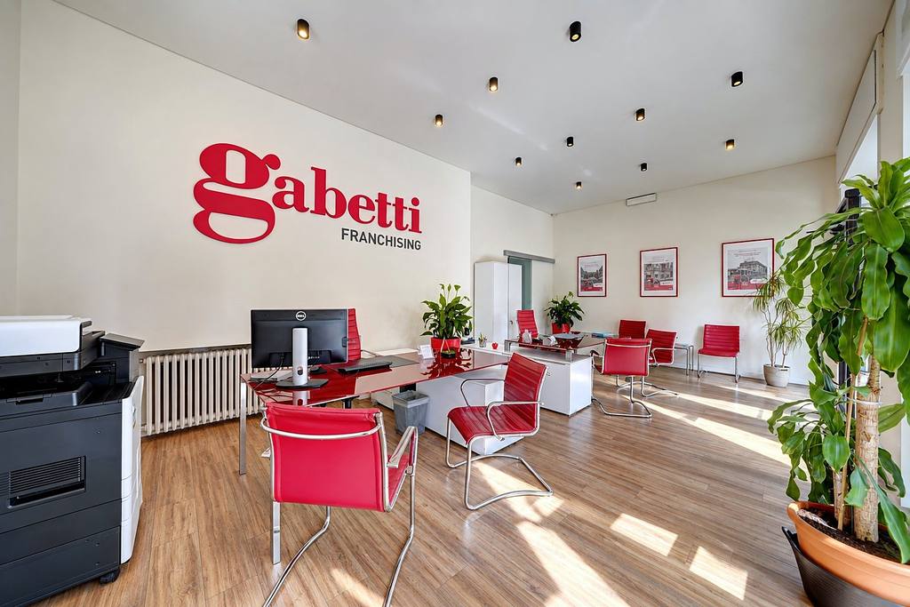 Ufficio interno con la parete logo Gabetti