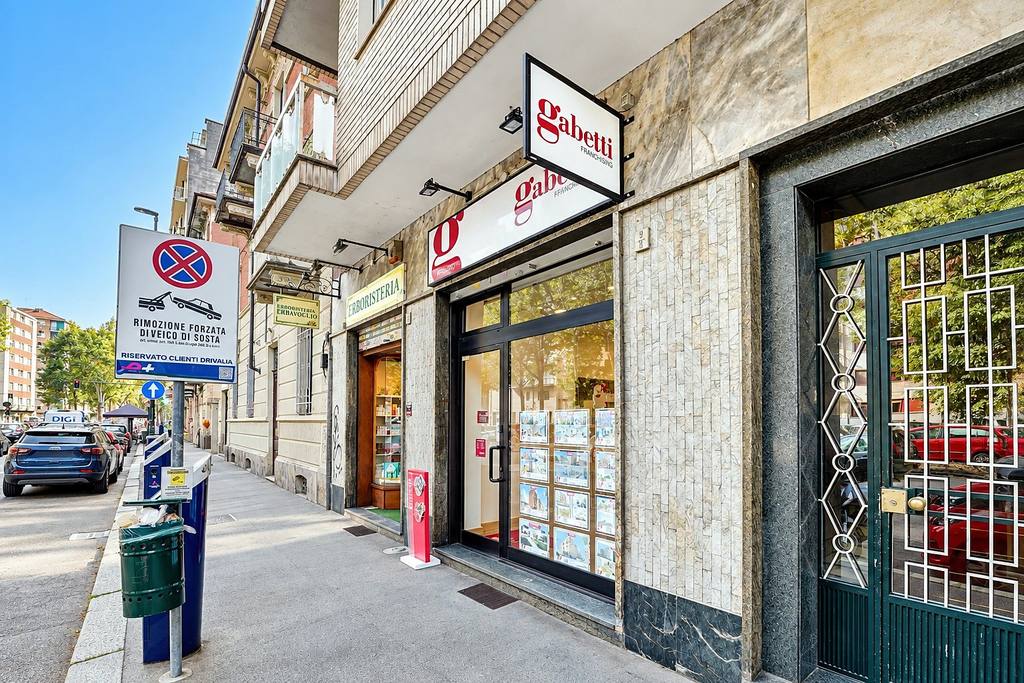 L'agenzia vista da Via Salbertrand
