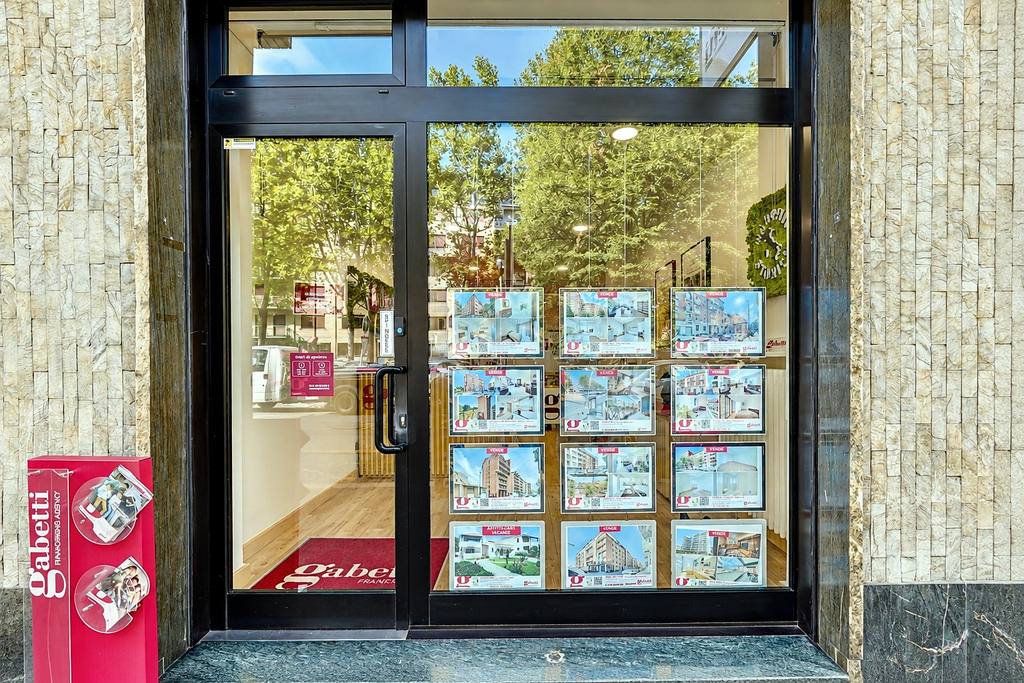 Vetrina con gli annunci di immobili a Torino Parella